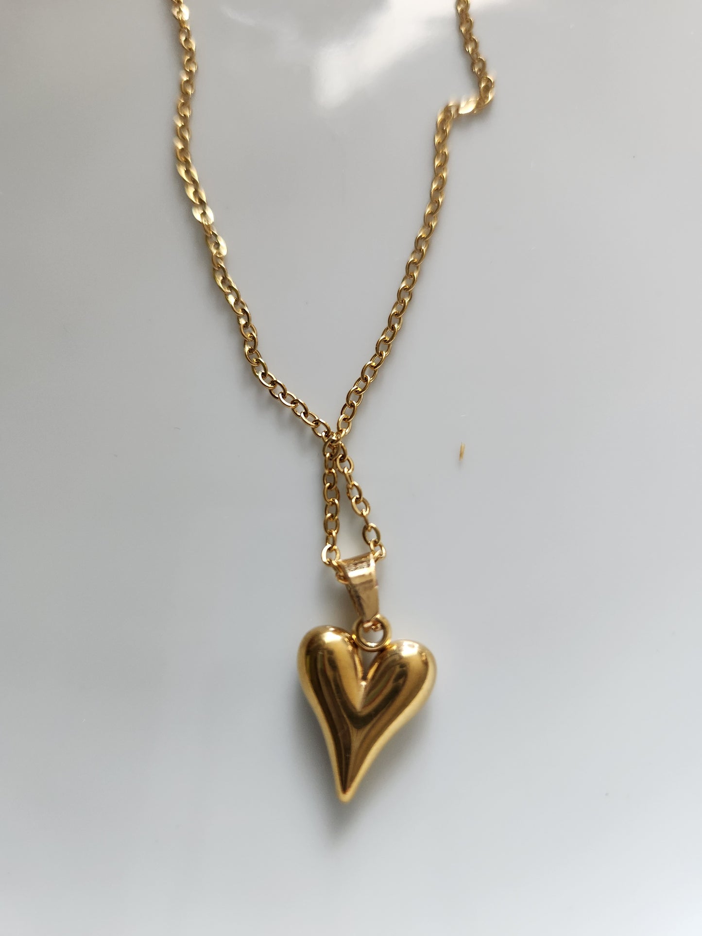 Gold heart on simple style chain