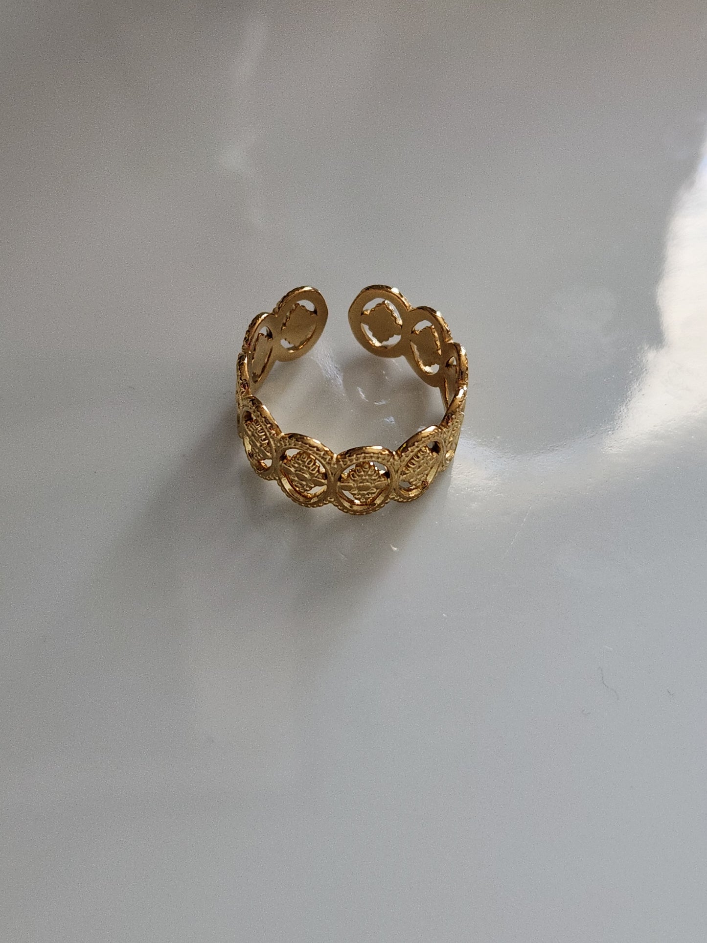 Oval design gold ring