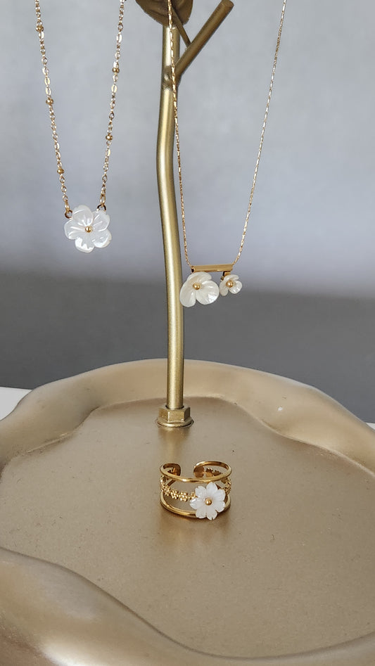 Fiona Flower Necklace